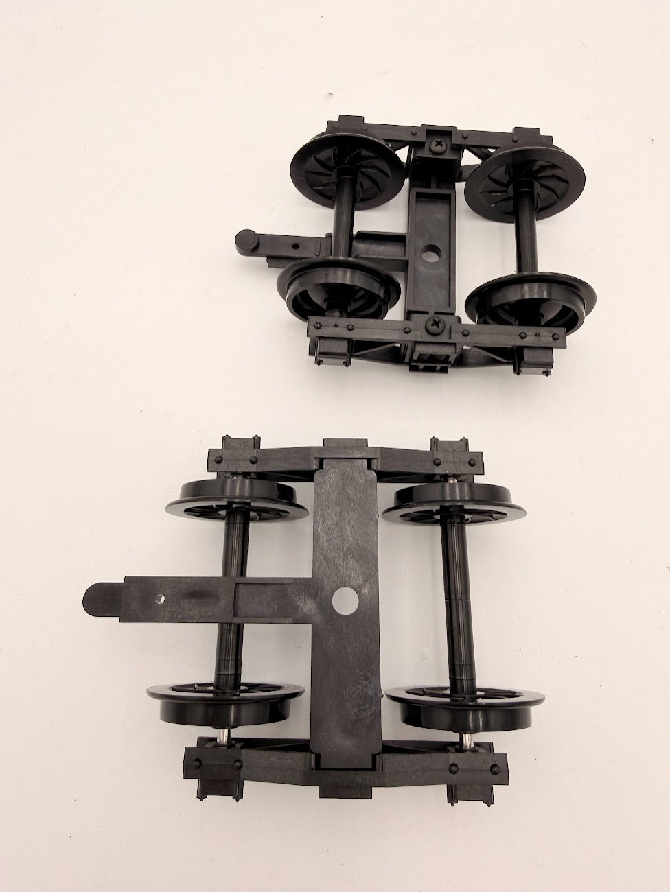 USA Trains Arch Bar Freight Car Trucks R2032 with wheels and knuckle couplers