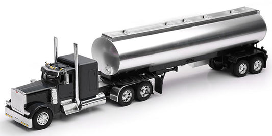 New-Ray 1:32 Peterbilt Custom 379 Semi Truck with an Oil Tanker in Chrome