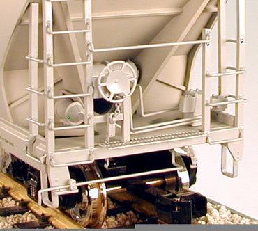 USA Trains R14109 CSX 4-BAY Center Flow Covered Hopper - Tan