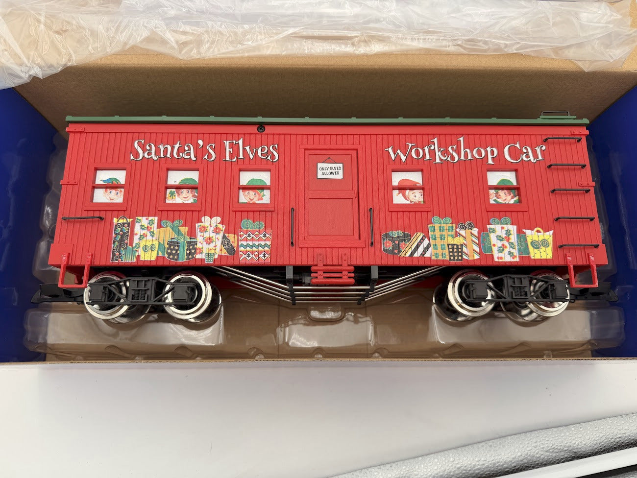 USA Trains R18302 CHRISTMAS Boxcar 2021 - Santa's Elves Workshop with BB Metal Wheels
