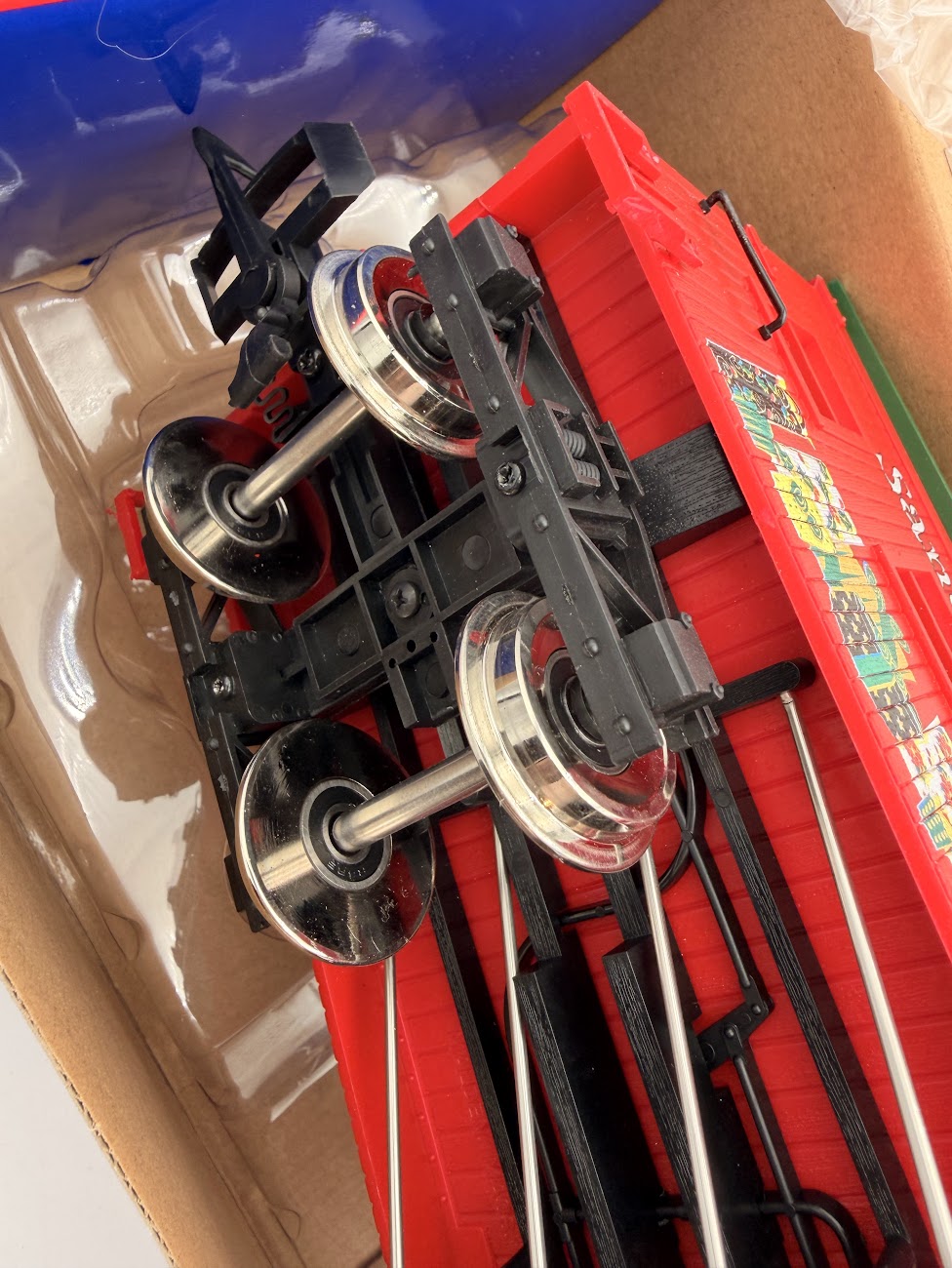 USA Trains R18302 CHRISTMAS Boxcar 2021 - Santa's Elves Workshop with BB Metal Wheels