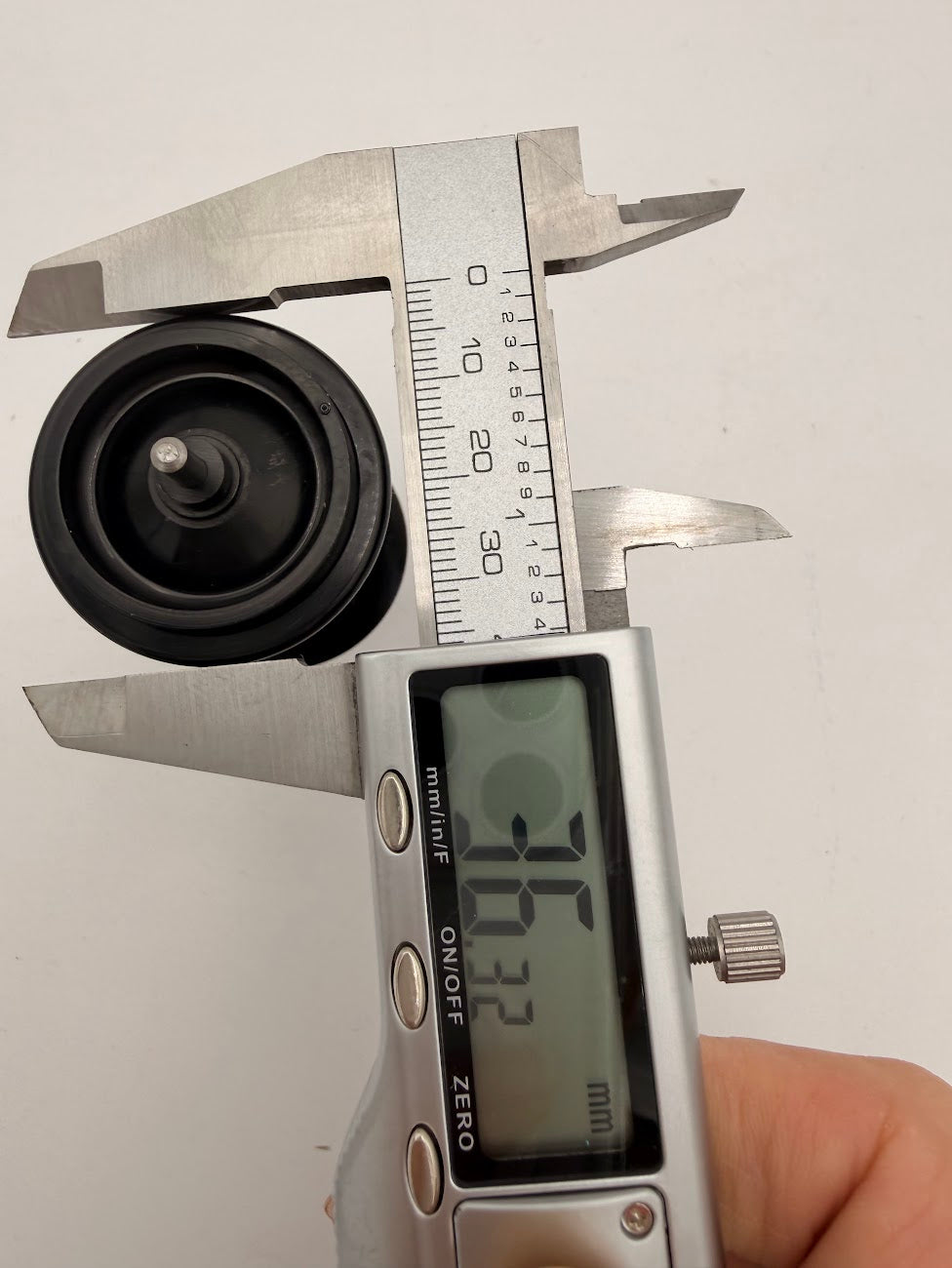 USA Trains Standard G Scale Wheel set - 4 Axles, 2 Pair