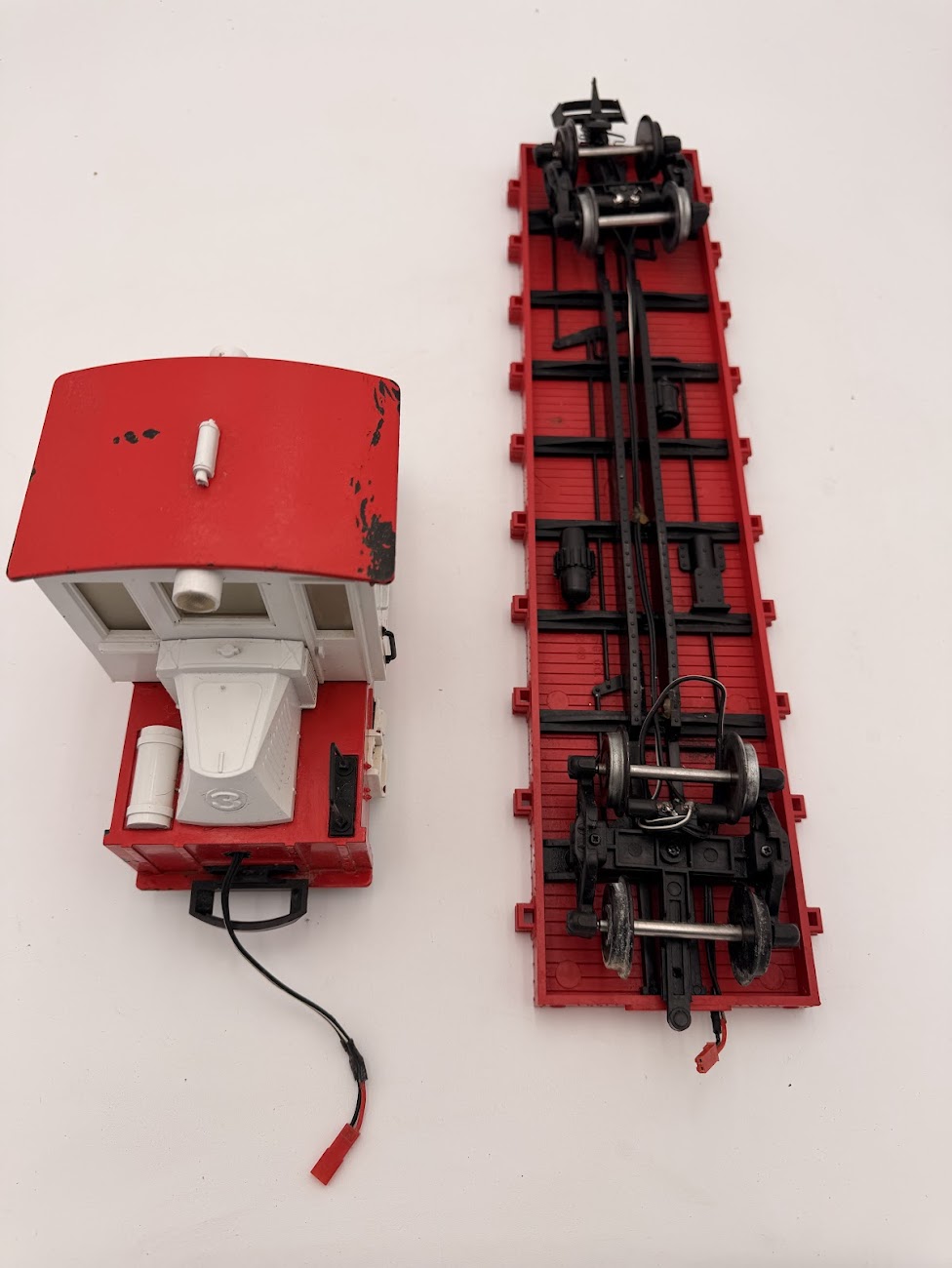 Hartland 09702 G Scale Steeple-Cab Diesel Switcher EX with Flat Car