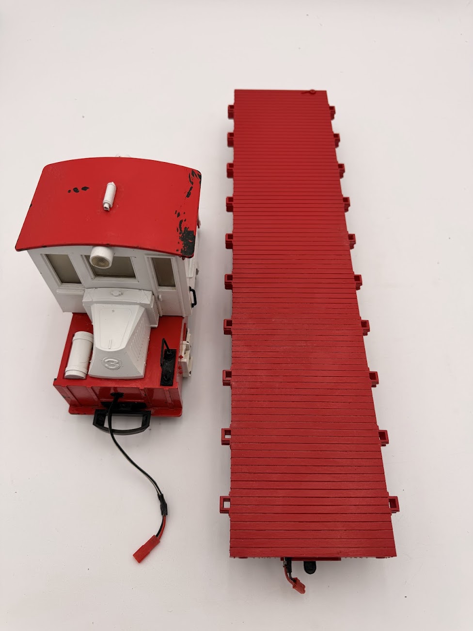 Hartland 09702 G Scale Steeple-Cab Diesel Switcher EX with Flat Car