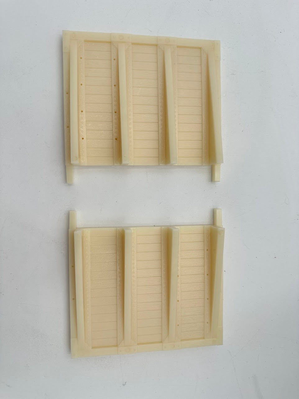 USA TRAINS R17-04 Bulk Head Ends for Flat Car - 2 PIECES