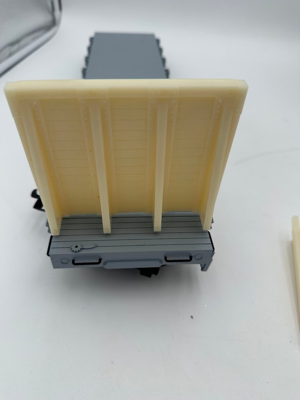 USA TRAINS R17-04 Bulk Head Ends for Flat Car - 2 PIECES