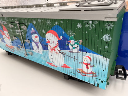SPECIAL COLOR USA Trains R13043 CHRISTMAS Reefer 2025 "Snowmen" Holiday Boxcar - GREEN