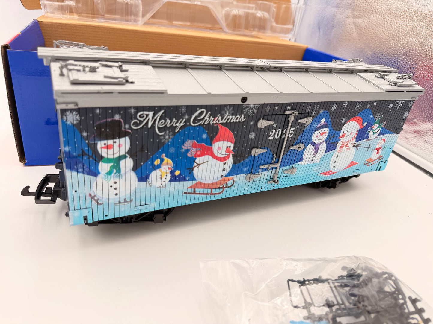 SPECIAL COLOR USA Trains R13043 CHRISTMAS Reefer 2025 "Snowmen" Holiday Boxcar - Midnight BLUE