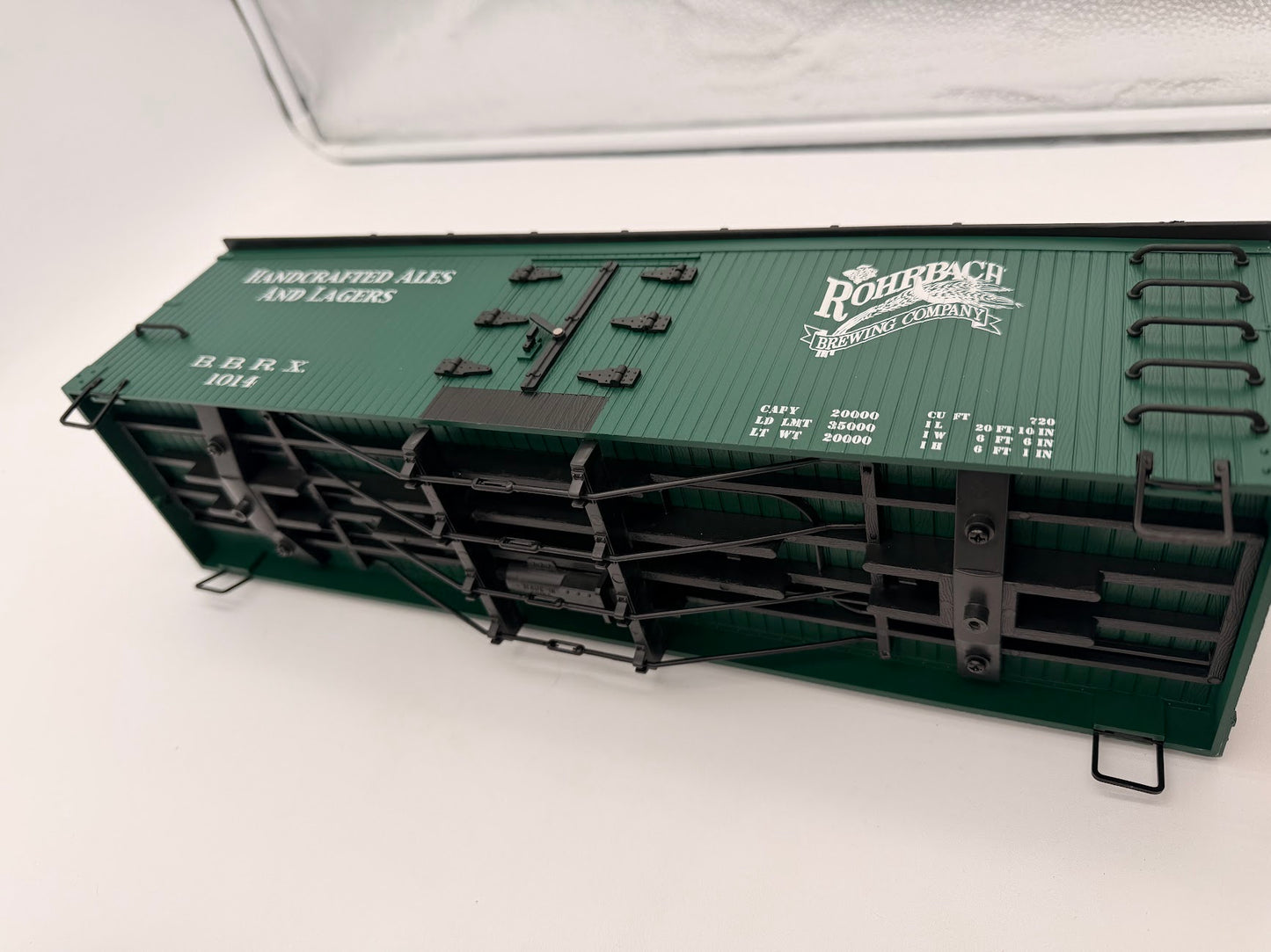 BACHMANN 93204 Rohrback Brewing Reefer Body with Underframe and Steps