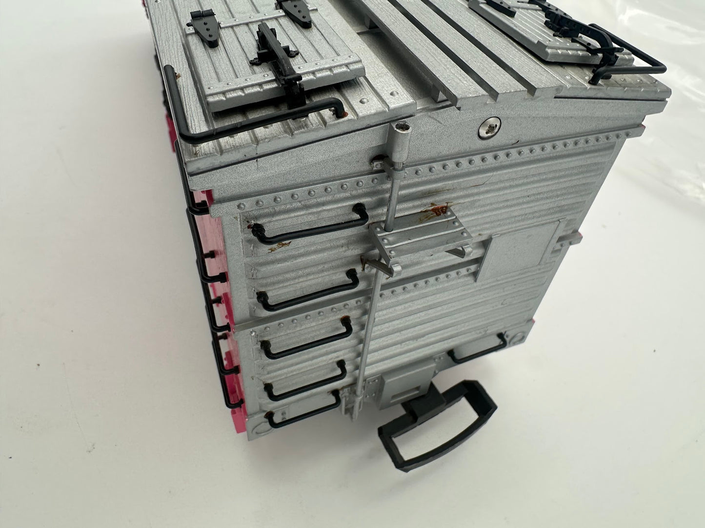 USA Trains Beaver Valley Brewing Company Reefer Pink Boxcar with Metal Wheels - Limited Run