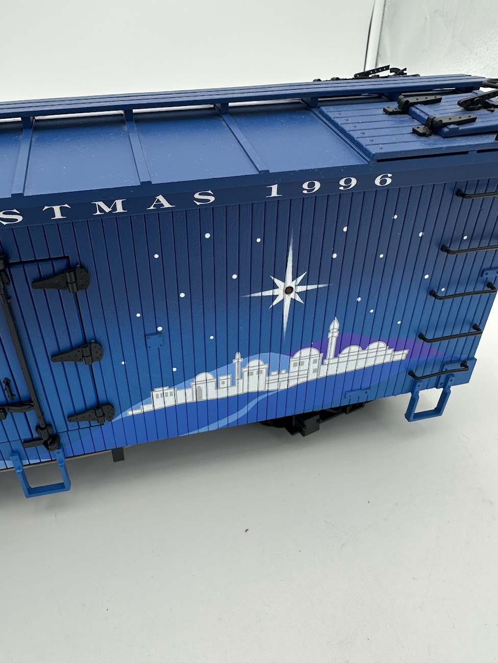 USA Trains R13014 1996 Vintage Christmas Reefer with Joseph and Mary - BLUE