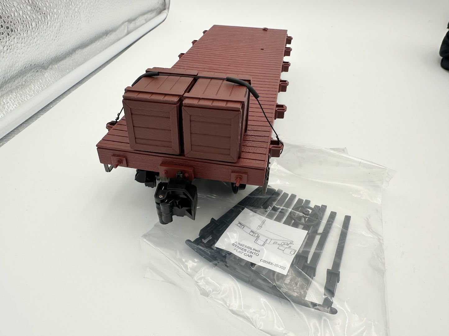 Bachmann 95699 20' Flar Car & Crates with Metal Wheels and Knuckle Couplers