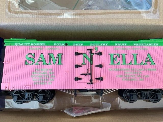 USA TRAINS R16056 SAM-N-ELLA REEFER, Custom Roll-EZ Product