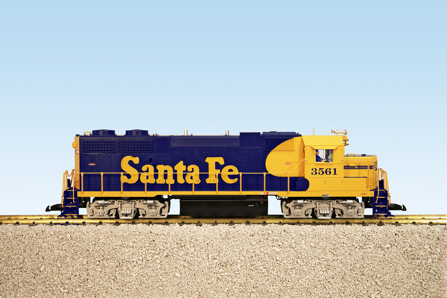 USA Trains SANTA FE GP38-2 BLUE/YELLOW R22207 with Smoke and Lights