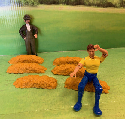 2 Movable Figures and 6 Piles of Hay For Store or Farm Scene - G SCALE