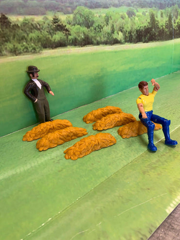 2 Movable Figures and 6 Piles of Hay For Store or Farm Scene - G SCALE